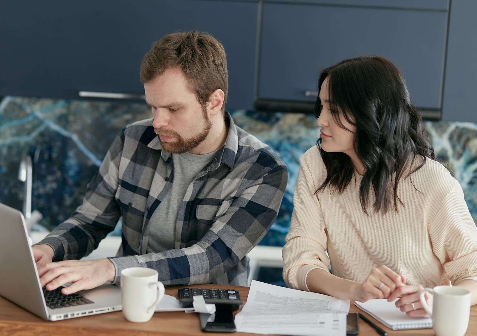 Homebuyer conversation during a real estate planning meeting